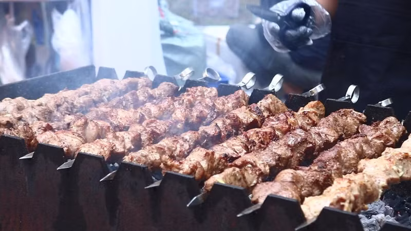 Украинский павильон на фестивале еды предложил гостям попробовать фирменный шашлык. Сочные кусочки мяса, приготовленные на гриле с традиционными специями, подавались прямо с мангала. Посетители отмечали насыщенный вкус и аромат, который делают это блюдо узнаваемым в украинской кухне.