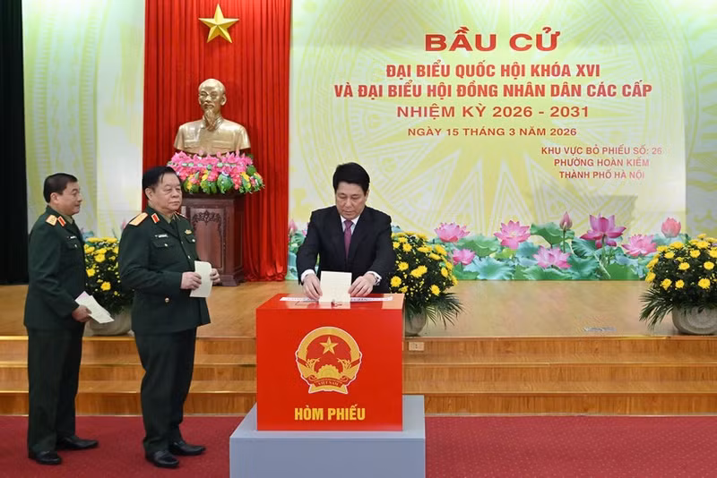 Президент Лыонг Кыонг голосует на выборах депутатов Национального собрания XVI созыва и Народных советов всех уровней на срок полномочий 2026-2031 годов. (Фото: Тхюи Нгуен)