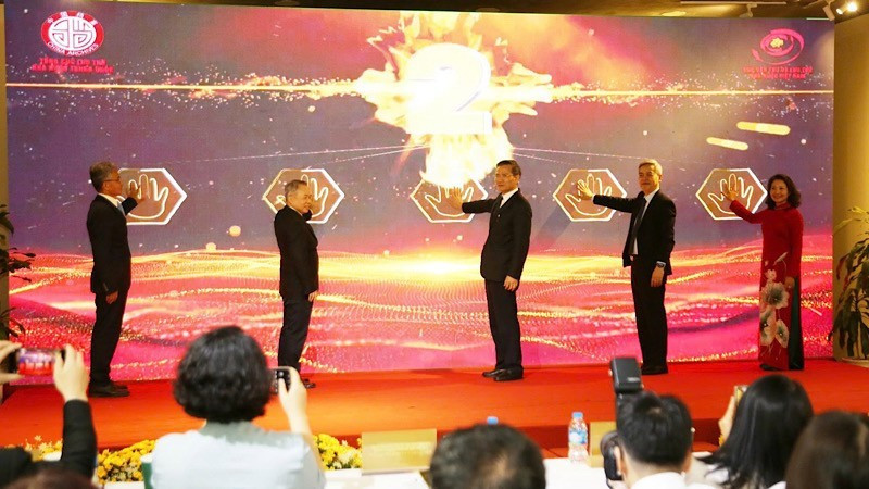 Представители двух сторон нажимают кнопку в знак официального открытия выставки.