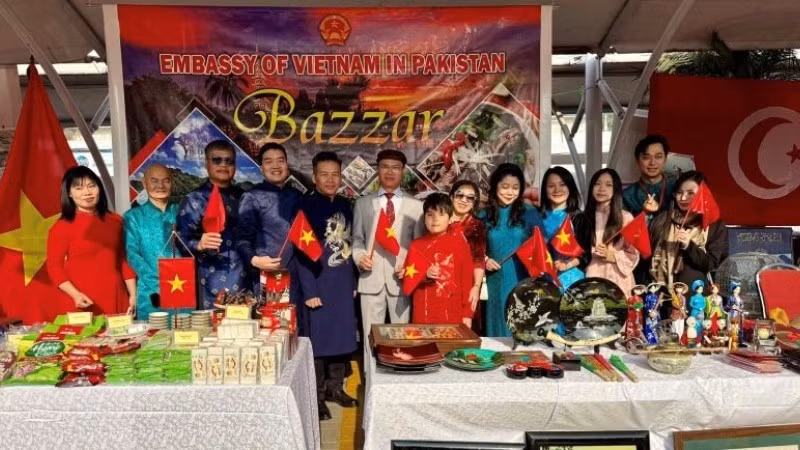 Сотрудники Посольства Вьетнама в Пакистане у вьетнамского стенда на благотворительной ярмарке «Charity Bazaar». (Фото: Посольство Вьетнама в Пакистане)