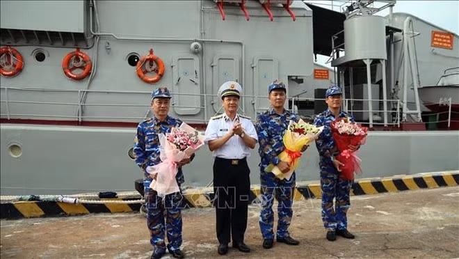 Руководство 2-го военно-морского округа вручает цветы экипажу в знак поздравления с успешным завершением задания и возвращением на базу. (Фото: ВИА)