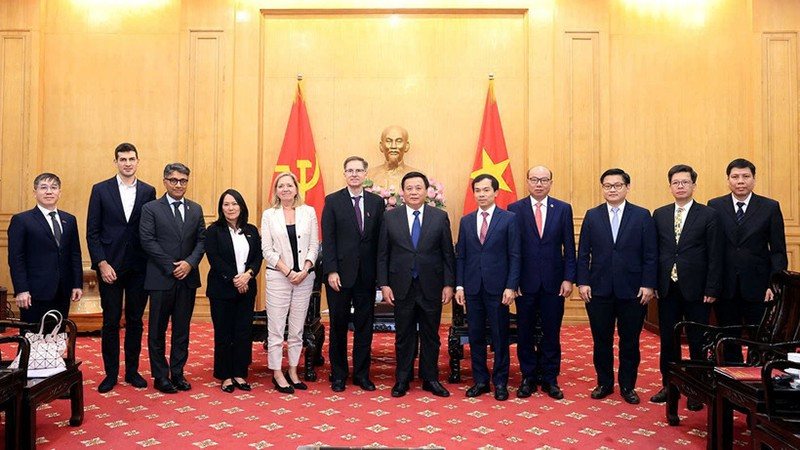 Участники встречи фотографируются на память.