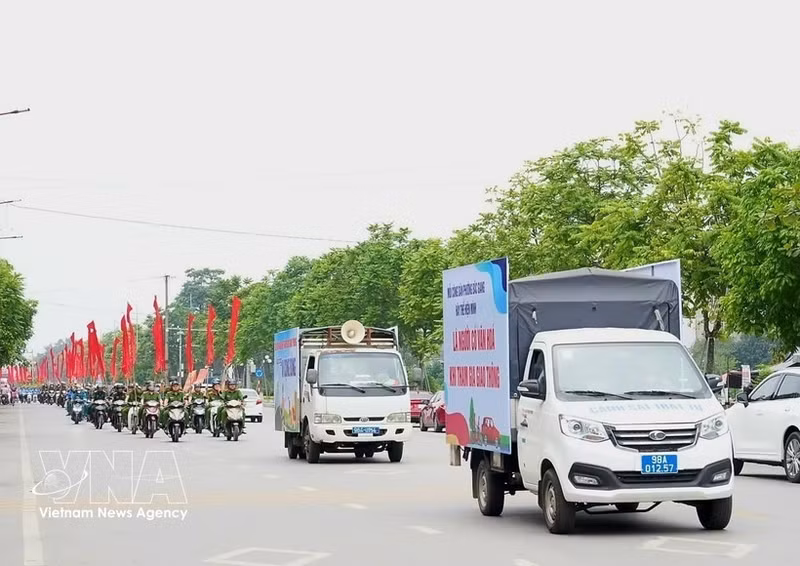Агитационный автопробег по улицам района Бакзянг города Бакнинь способствует распространению среди широких слоёв населения идей формирования культуры безопасного и цивилизованного дорожного движения. (Фото: ВИА)