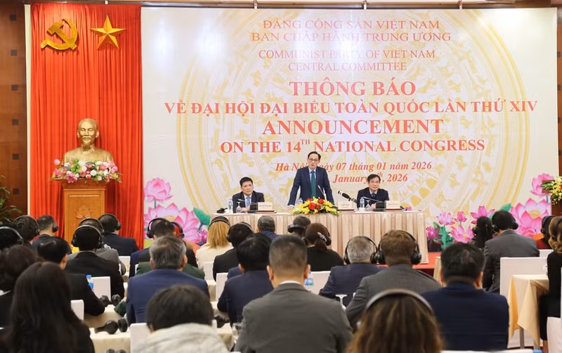 Секретарь ЦК КПВ, Министр иностранных дел Ле Хоай Чунг выступает на брифинге. (Фото: МИД Вьетнама)