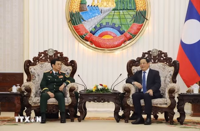 Генерал Фан Ван Жанг наносит визит вежливости Премьер-министру Лаоса Сонексай Сипхандону. (Фото: ВИА)