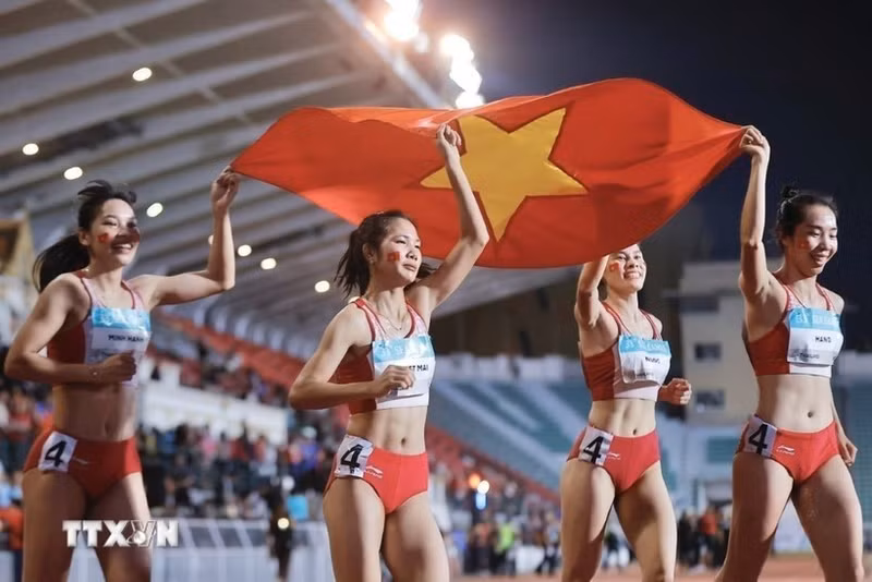 Хоанг Тхи Минь Хань, Ле Тхи Тует Май, Нгуен Тхи Ханг и Нгуен Тхи Нгок показали выдающееся выступление и завоевали золотую медаль в женской эстафете 4х400 м. (Фото: ВИA)