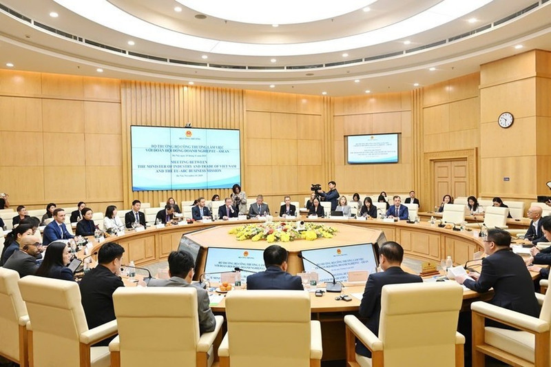 Встреча руководства Министерства промышленности и торговли с делегацией EU-ABC, состоявшаяся 25 ноября в Ханое. (Фото: Министерство промышленности и торговли)