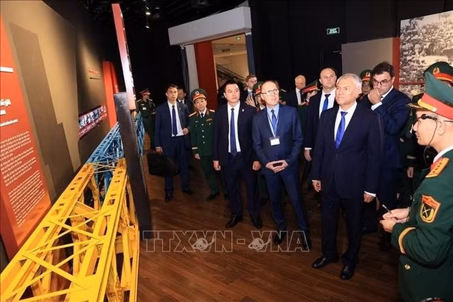 Сотрудник Военно-исторического музея Вьетнама представляет экспонаты Председателю Государственной Думы Федерального Собрания Российской Федерации Вячеславу Володину и делегатам. (Фото: ВИА)