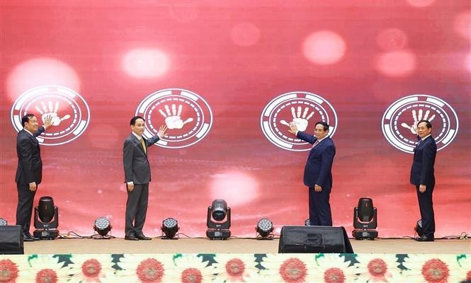 Премьер-министр Фам Минь Тьинь и руководство МИД открывают Базу данных по международным договорам. (Фото: ВИА)