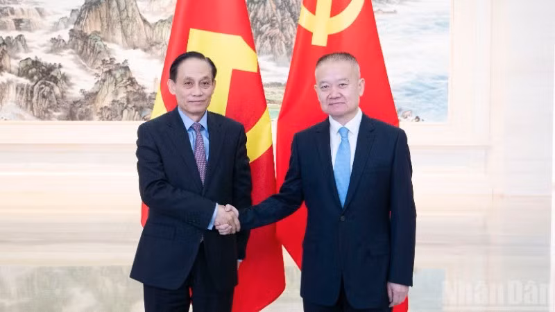 Товарищ Ле Хоай Чунг и товарищ Лю Хайсин.