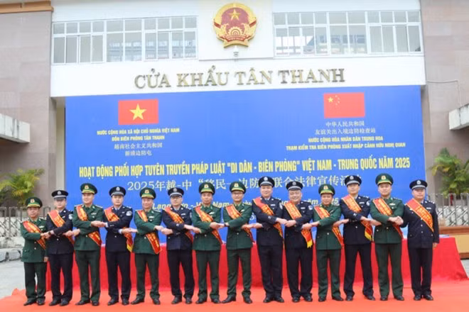 Пограничная застава Тантхань (Вьетнам) и пункт пограничного контроля Хыу Нги Куань (Китай) совместно проводят в 2025 году правовое просвещение по теме «Миграция — Пограничная служба» для Вьетнама и Китая. (Фото: ВИА)