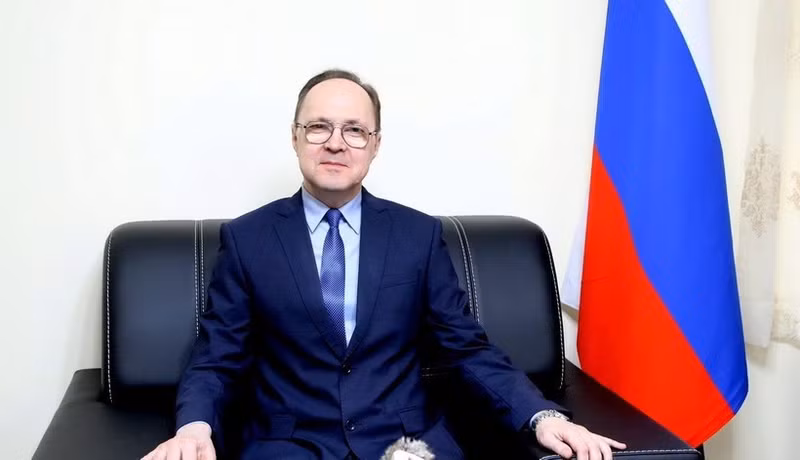Посол Российской Федерации во Вьетнаме Г. С. Бездетко отвечает на вопросы прессы. (Фото: ВИА)