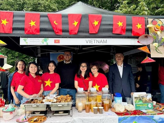 Посол Вьетнама в Чехии Зыонг Хоай Нам фотографируется с представителями Посольства на фестивале. Фото: ВИА
