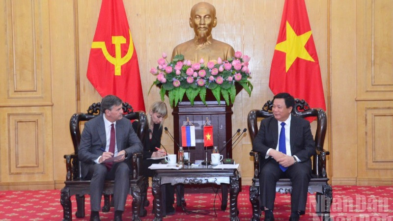 Товарищ Нгуен Суан Тханг проводит рабочую встречу с господином Алексеем Комиссаровым. (Фото: Фам Кыонг)