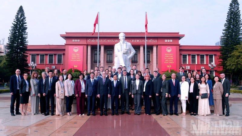 Делегаты фотографируются на память. (Фото: Фам Кыонг)