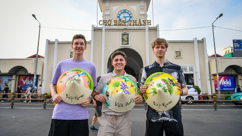 Туристы из Германии посещают город Хошимин. (Фото: Тхань Дат)