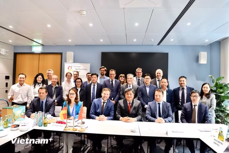 Заместитель министра сельского хозяйства и охраны окружающей среды Вьетнама Чан Тхань Нам фотографируется с представителями немецких ассоциаций и предприятий на беседе по налаживанию торговых связей в сфере сельскохозяйственной, лесной и рыбной продукции между Вьетнамом и Германией, май 2025 года. (Фото: vietnamplus.vn)