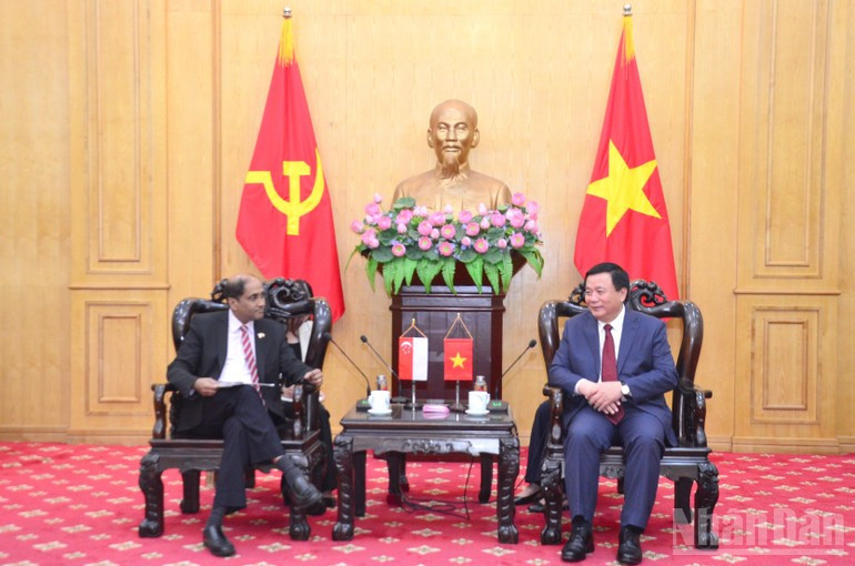 Товарищ Нгуен Суан Тханг принимает Посла Сингапура во Вьетнаме Джаю Ратнама. (Фото: Фам Кыонг)