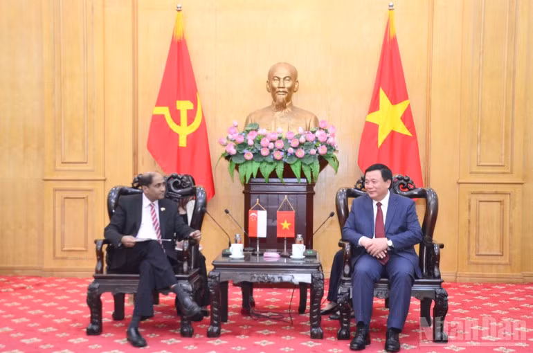 Товарищ Нгуен Суан Тханг принимает Посла Сингапура во Вьетнаме Джаю Ратнама. (Фото: Фам Кыонг)