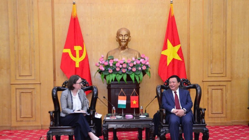 Товарищ Нгуен Суан Тханг принимает Посла Дирдре Ни Фаллуин. (Фото: Фам Кыонг)