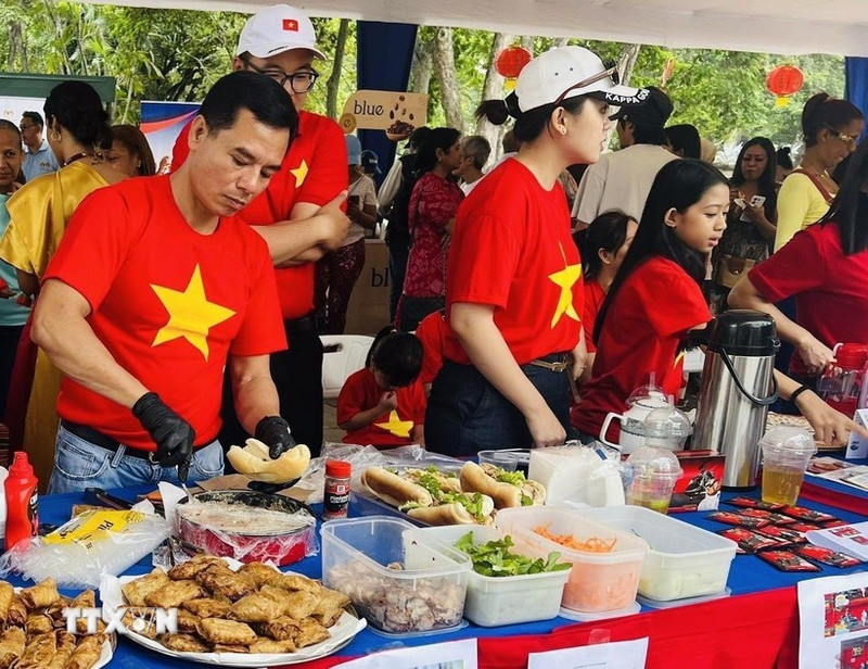 Сотрудники Посольства Вьетнама готовят сэндвичи «баньми» для гостей. (Фото: предоставлено Посольством)