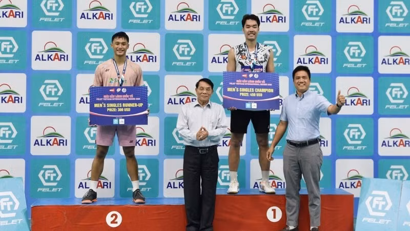 Награждение золотыми и серебряными медалями в мужском одиночном разряде.