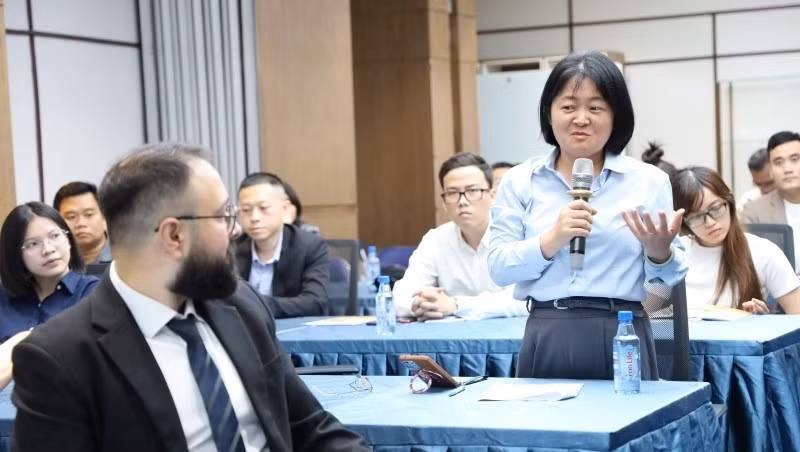 Участники обмениваются мнениями с организаторами.