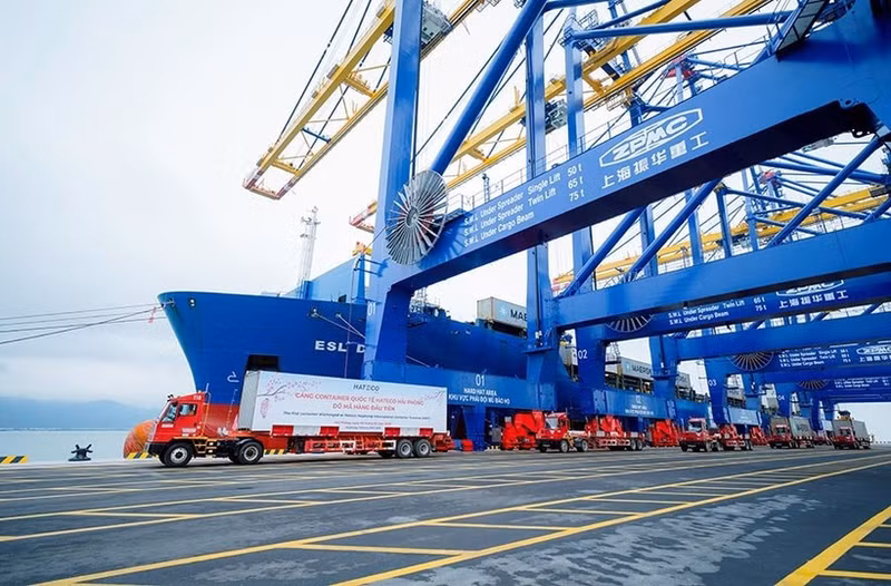 Выполняется погрузка экспортных грузов в порту Лачхуен (город Хайфон). (Фото: Нгуен Винь)