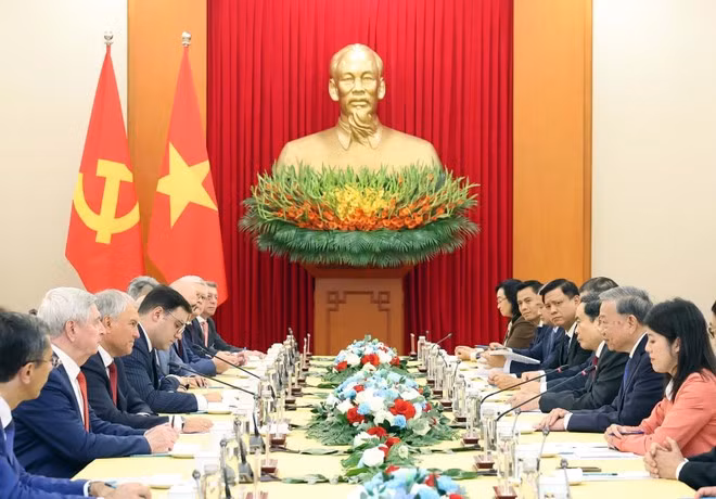 Генеральный секретарь ЦК КПВ То Лам принимает Председателя Госдумы РФ Вячеслава Володина. (Фото: ВИА)