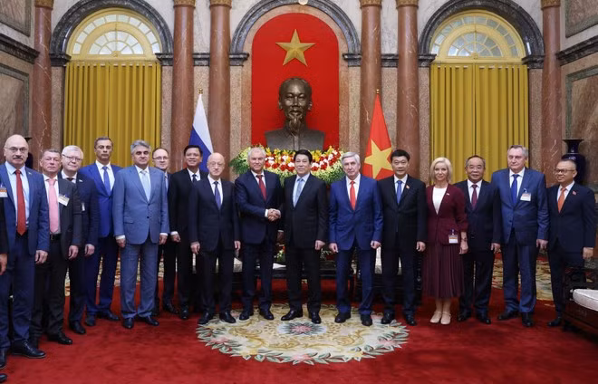 Президент Лыонг Кыонг и Председатель Госдумы РФ Вячеслав Володин делают совместное фото с делегатами. (Фото: ВИА)