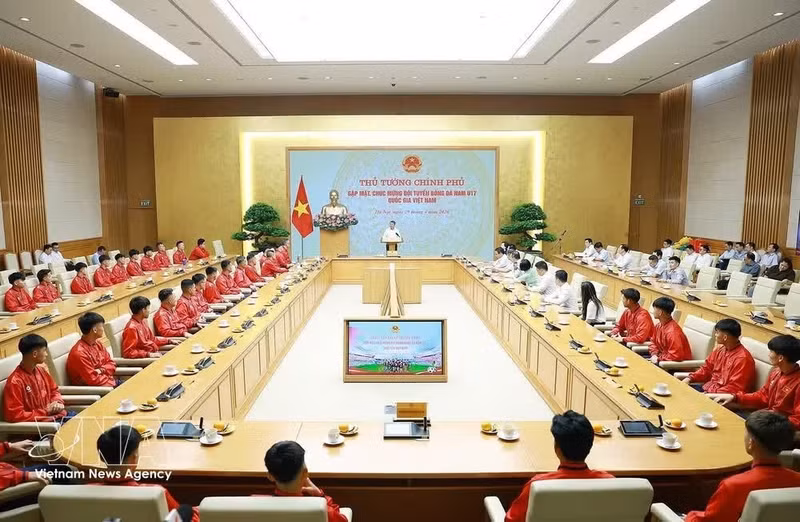 Премьер-министр Ле Минь Хынг (в центре) встречается с национальной мужской сборной Вьетнама по футболу U17 29 апреля после завоевания ими золотых медалей чемпионата Юго-Восточной Азии U17 2026 года, проходившего в Индонезии. (Фото: ВИА)