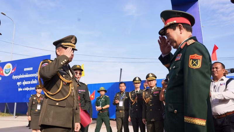 Генерал армии Тиа Сеиа, заместитель премьер-министра, министр национальной обороны Королевства Камбоджа, встречает генерала армии Фан Ван Жанга, министра национальной обороны Вьетнама, и вьетнамскую делегацию, прибывающих для участия во Втором вьетнамско-камбоджийском дружественном оборонном обмене в международном пункте пропуска Бавет (Камбоджа). (Фото: ВИА)