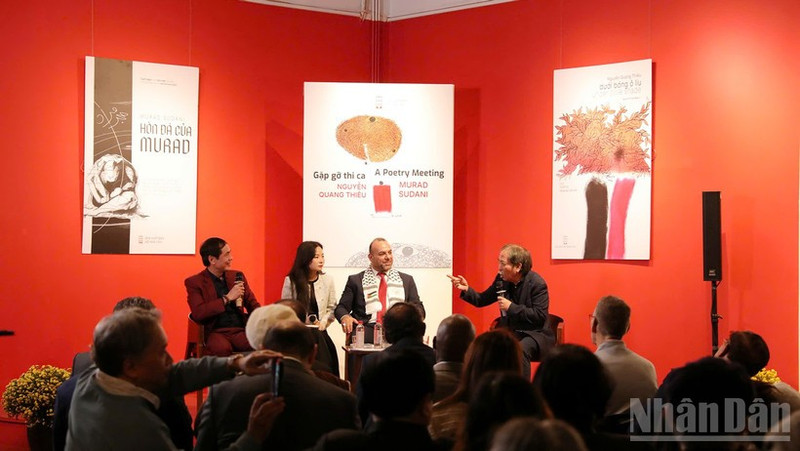 Поэт Нгуен Куанг Тхиеу и поэт Мурад Садани беседуют о двух книгах. (Фото: Кхиеу Минь)