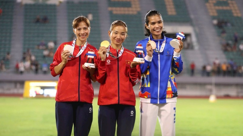 Нгуен Тхи Оань и Доан Тху Ханг (слева) завоевали золотую и серебряную медали в беге на 3000 м с препятствиями.