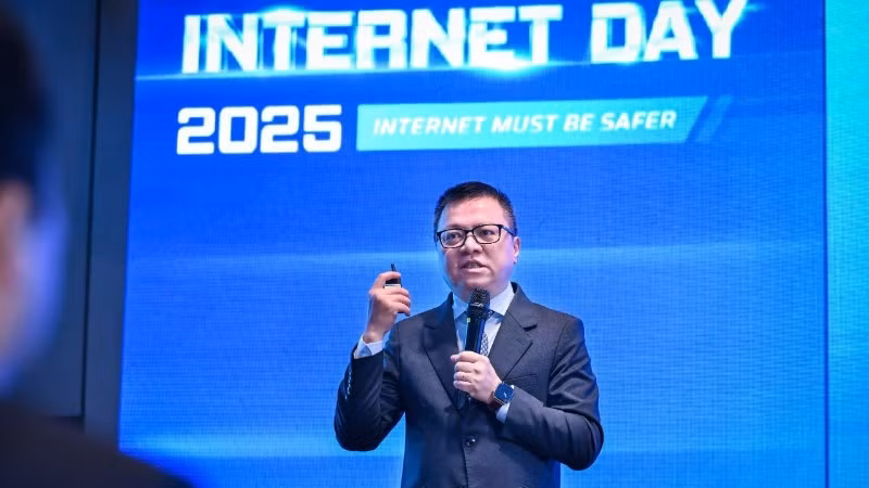 Товарищ Ле Куок Минь представляет доклад «Журналистика и доверие общественности». (Фото: Чан Тхань Дат)