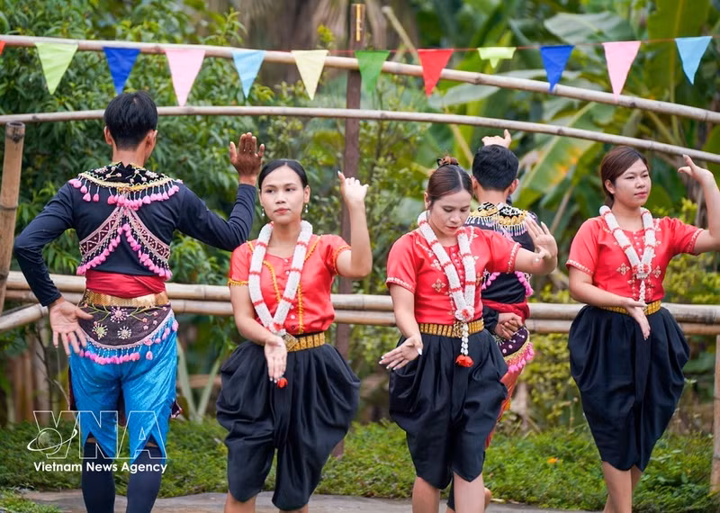 Культурные мероприятия в пространстве деревни народности кхмеров в деревне культуры и туризма народностей Вьетнама (община Доайфыонг, Ханой). (Фото: ВИА)