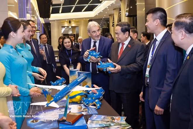 Председатель НС Чан Тхань Ман и делегаты посетили стенд авиакомпании Vietnam Airlines. (Фото: ВИА)