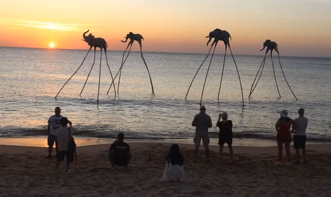 Туристы любуются закатом на пляже Чыонг на жемчужном острове Фукуок (провинция Кьенжанг). (Фото: ВИА)