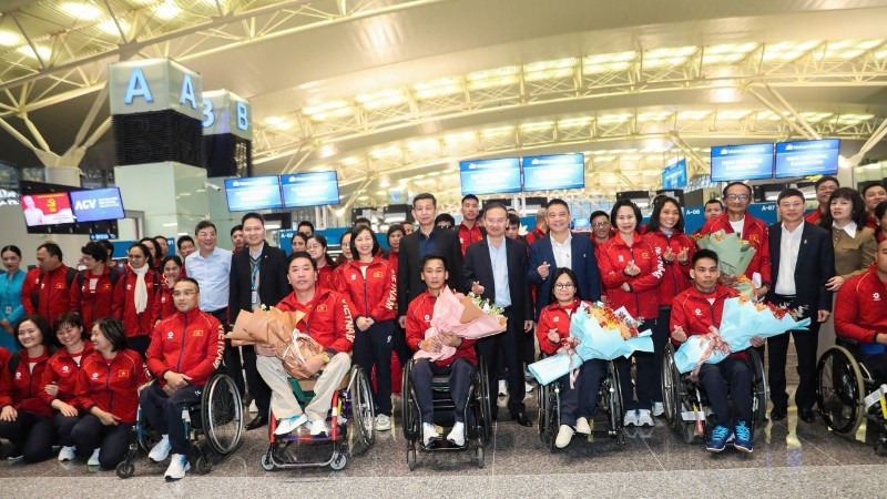 Руководители Управления физической культуры и спорта Вьетнама фотографируется на память с членами делегации.