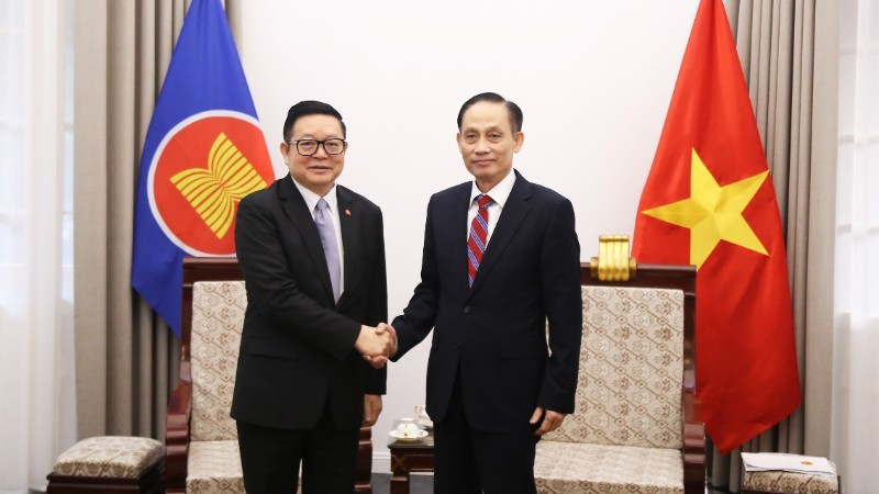 Министр Ле Хоай Чунг принимает Генерального секретаря АСЕАН Као Ким Хорна. (Фото: МИД Вьетнама)