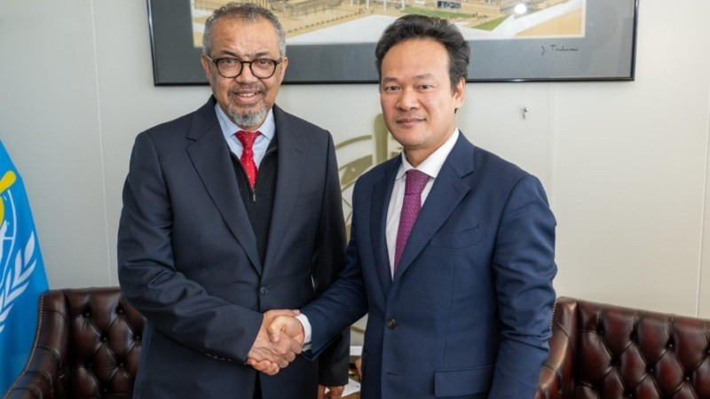 Посол Май Фан Зунг и Генеральный директор ВОЗ Тедрос Адханом Гебрейесус.