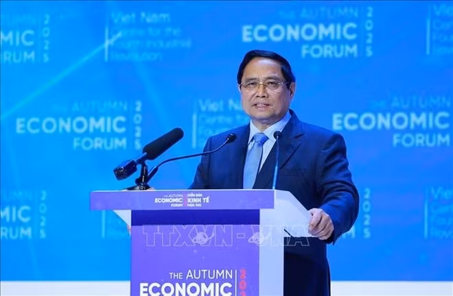 Премьер-министр Фам Минь Тьинь выступает с заключительной речью на Осеннем экономическом форуме 2025 года. (Фото: ВИА)