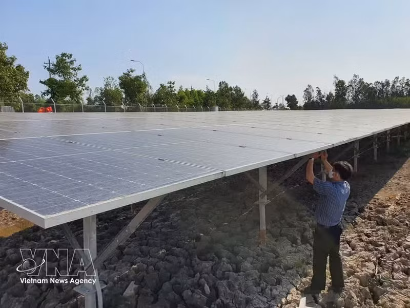 Монтаж солнечных панелей на крышах домов в Кантхо. (Фото: ВИА)