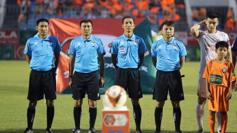 Вьетнамские арбитры работают на матчах турнира V-League. (Фото: VPF)