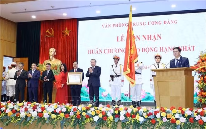Генеральный секретарь То Лам вручает Канцелярии ЦК КПВ Орден Труда I степени. (Фото: ВИА)
