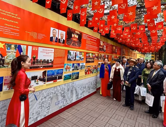 Делегаты посещают выставку «Коммунистическая партия Вьетнама – сияющие страницы золотой летописи». (Фото: ВИА)
