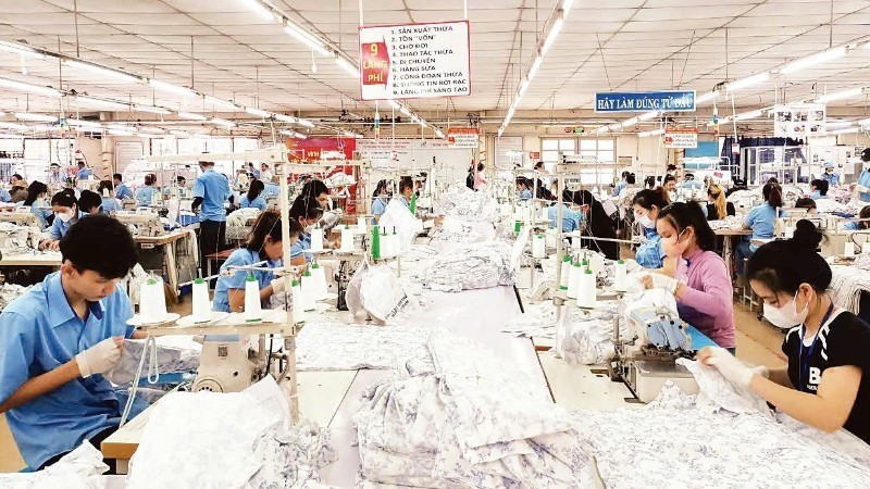 Производство швейной продукции на экспорт на предприятии Hoa Tho Garment JS Corporation. (Фото: nhandan.vn)
