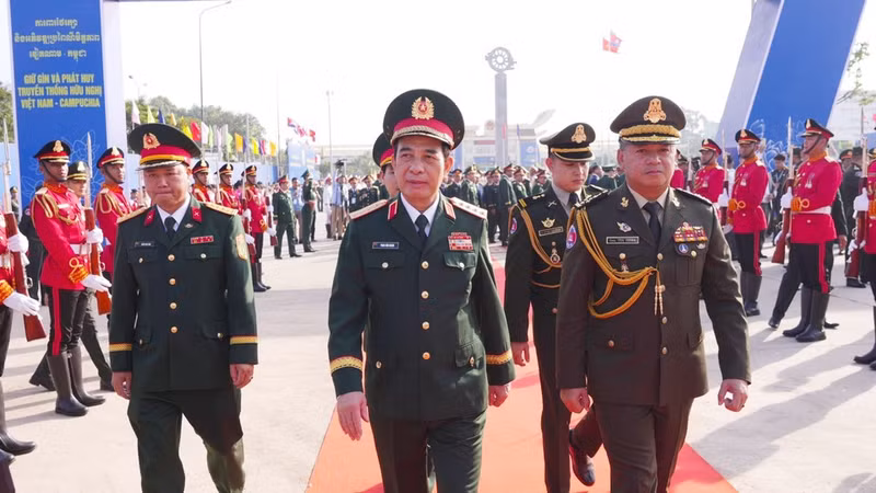 Генерал армии Тиа Сеиа (первый справа), заместитель премьер-министра, министр национальной обороны, и делегация Королевства Камбоджа встречает генерала армии Фан Ван Жанга (второй справа), министра национальной обороны Вьетнама, и вьетнамскую делегацию в международном пункте пропуска Бавет (Камбоджа). (Фото: ВИА)
