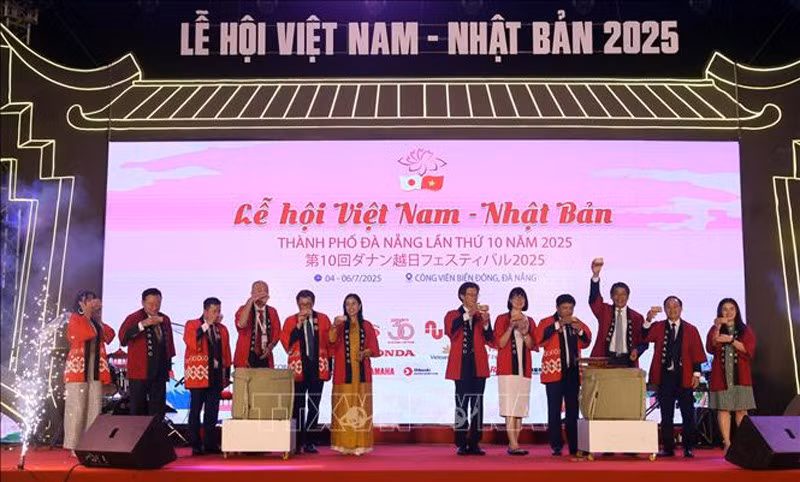 Почетные гости принимают участие в церемонии разбивания бочки сакэ в знак открытия фестиваля. Фото: ВИА