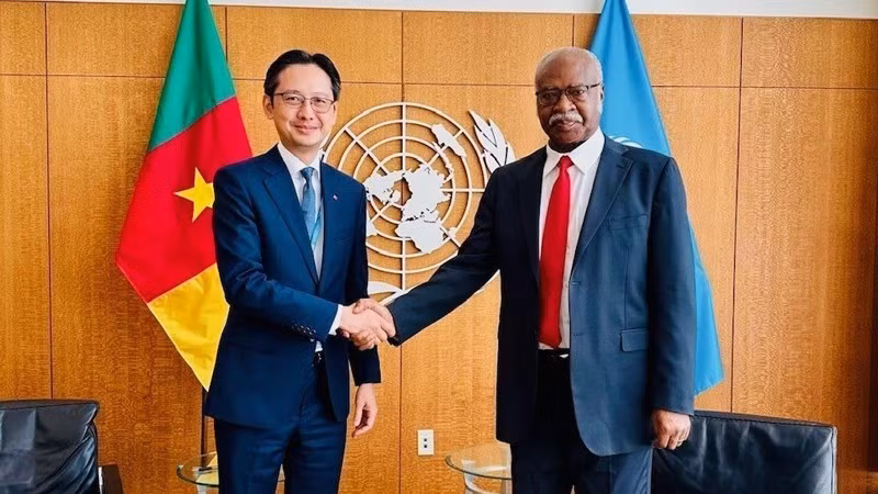 Посол До Хунг Вьет (слева) на встрече с Председателем 79-й сессии Генеральной Ассамблеи ООН Филемоном Янгом. Фото: ВИА